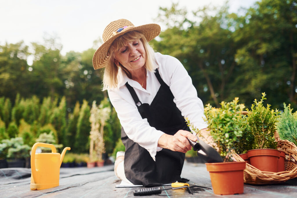 planting-kukkaruukku-woman