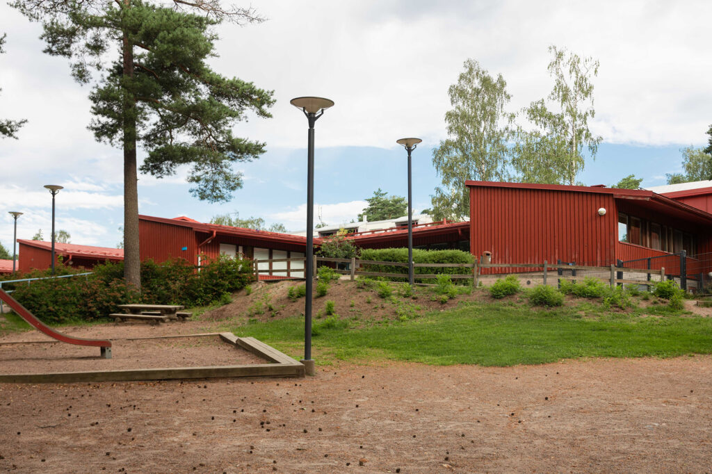 Julkinen rakennus Laajalahdessa