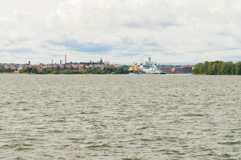 Meri ja Helsingin keskusta Laajasalon rannikolta kuvattuna