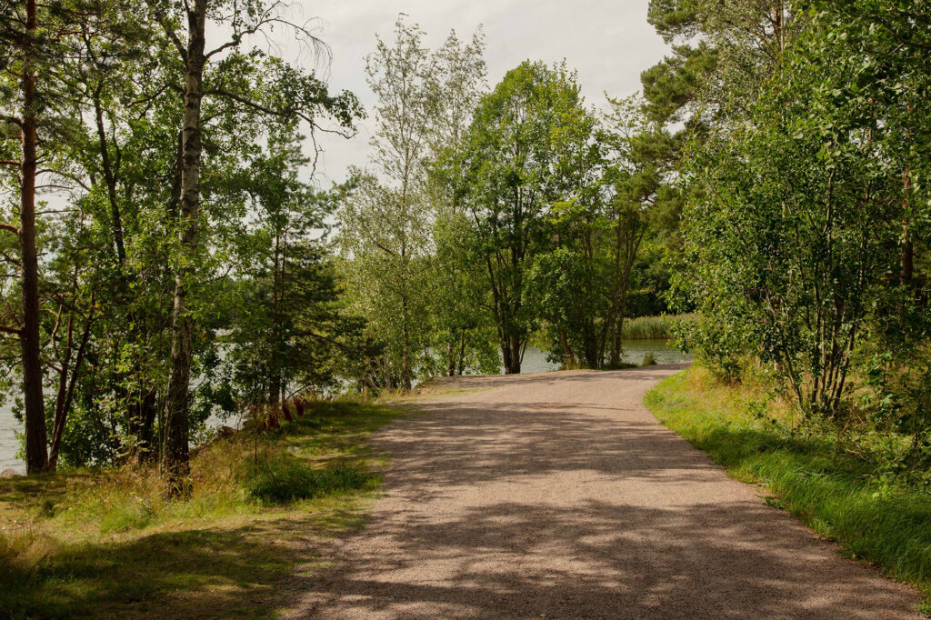 Metsäinen kävelytie merenrannalla Laajasalossa